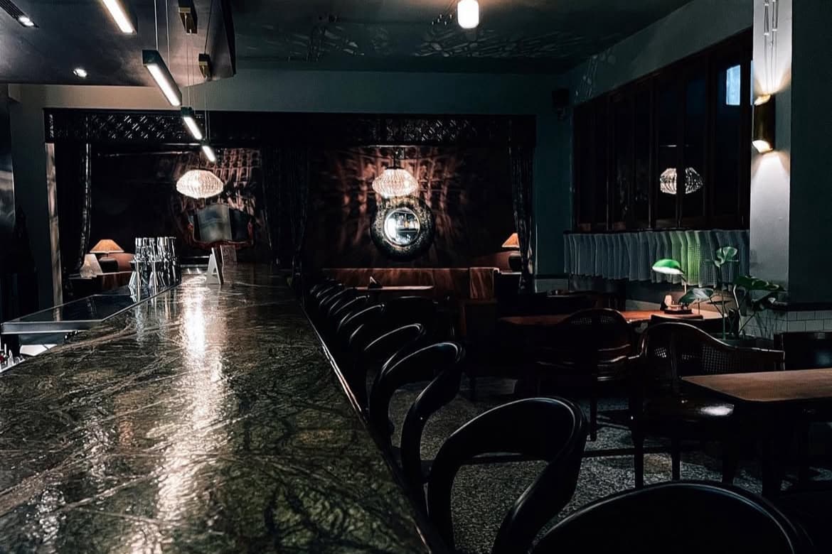 <i class="font-serif">墨閣</i> Moger