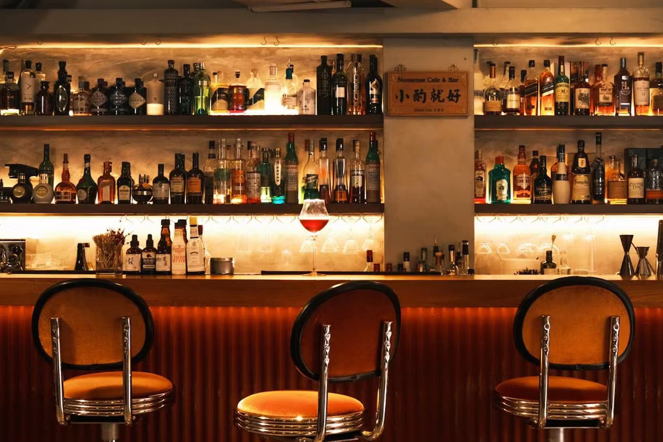 <i class="font-serif">無心戒酒互助會<br>武昌分會</i>