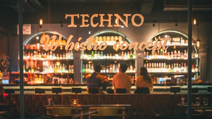 <i class="font-serif">鐵克諾餐酒館</i>