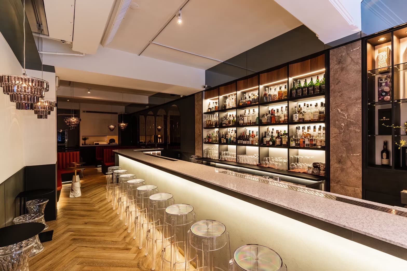 The Thinking BAR<br><i class="font-serif">還在想</i>