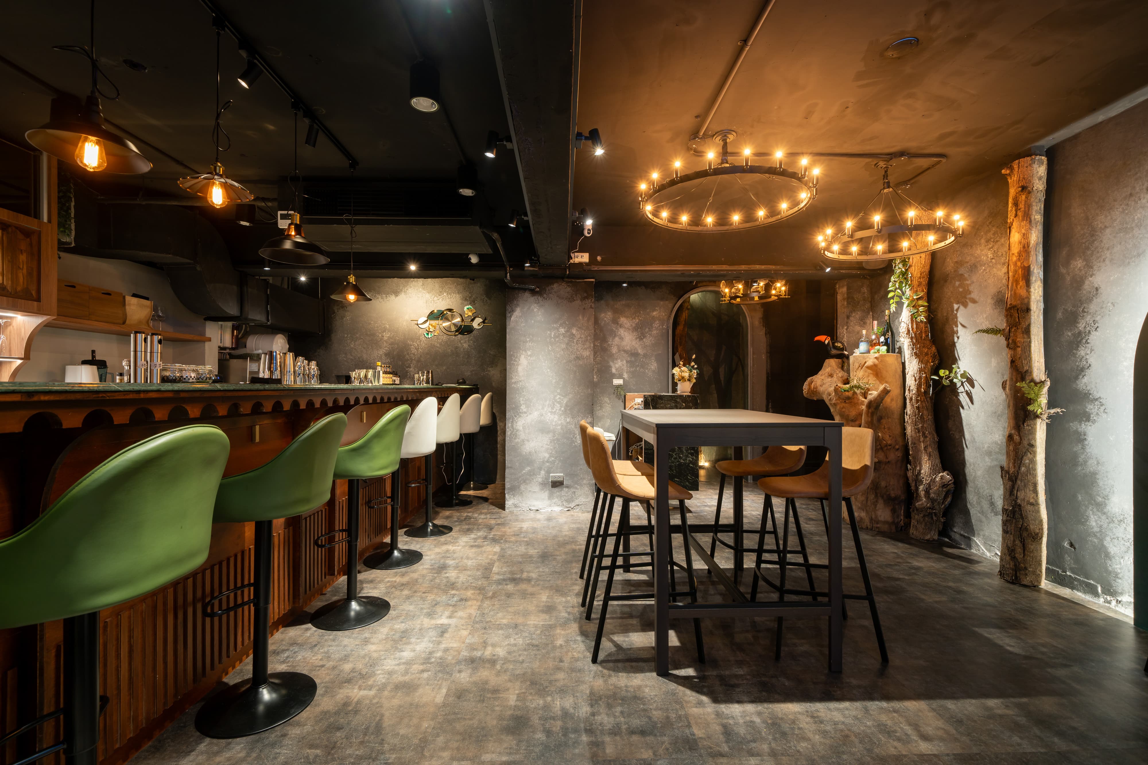 Treelight<i class="font-serif"> 樹光餐酒</i>